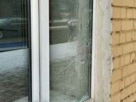 Разбитое окно. Фото: tver24.com