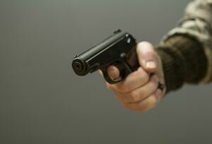 В Киеве мужчина сам задержал грабителя, напавшего на него с пистолетом