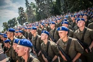 Лейтенанты Нацгвардции на выпускном в Харькове спели песню Газманова 