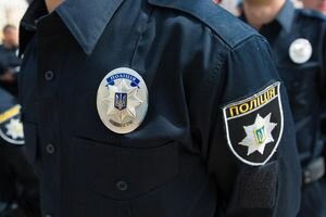 Под Киевом полицейским пришлось применить газ, чтобы успокоить пьяных девочек-подростков: видео драки