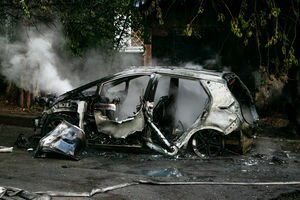 В Киеве электромобиль вспыхнул и сгорел дотла сразу после зарядки (фото, видео)