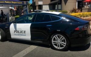 В США полицейский на Tesla не смог продолжить погоню за преступником из-за севшей батареи
