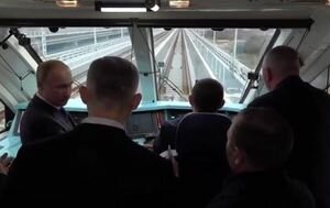 Путин открыл железную дорогу на Крымскому мосту, прокатившись в кабине машиниста: видео