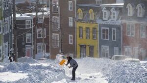 В Канаде десятки тысяч людей Ньюфаундленда оказались заблокированными из-за четырехметрового снега