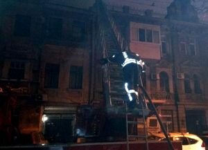 В центре Одессы загорелся жилой дом: фото и видео с места пожара