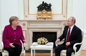 Меркель побеседовала с Путиным об Украине и других мирских делах
