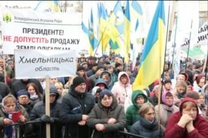 Под ОП тысяча аграриев собрались на митинг против рынка земли: чего требуют украинцы