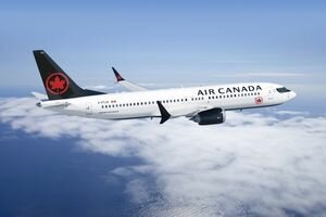 В Канаде самолет с 120 пассажирами приземлился без шасси: видео аварийной посадки