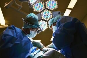 Минздрав обязал клиники приостановить плановые госпитализации и операции