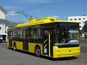 В Киеве водитель троллейбуса вышвырнул из салона пенсионера без маски