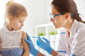 Минздрав: Вакцинацию населения нужно продолжать даже во время пандемии коронавируса 
