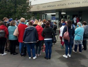 В Киеве протестуют врачи якобы закрытой на карантин 8-й больницы, где принимали зараженных коронавирусом