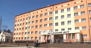 В перинатальном центре Черновцов обвалился потолок спустя месяц после открытия: видео