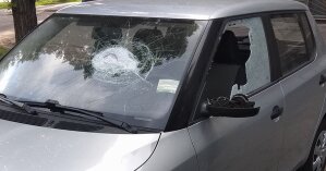 В Киеве толпа молодых людей напала на водителя и разбила его машину