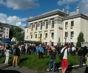Активисты пришли под стены посольства РФ в Киеве