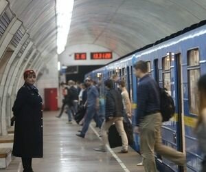 В киевском метро иностранец угрожал пассажирам ножом и приставал к девушкам