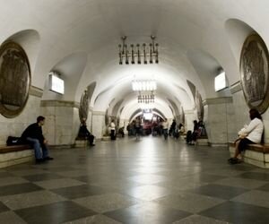 В столичном метро поймали мужчину с дымовыми шашками и гранатой