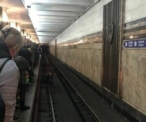 В Киеве мужчина упал на рельсы на станции Героев Днепра