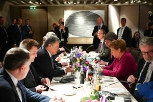 Порошенко обсудил с Меркель новые санкции против России и вмешательство РФ в выборы