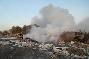 Во Львовской области спасатели уже третьи сутки не могут потушить пожар на свалке