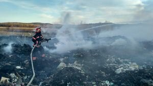 В Черновицкой области спасатели три часа тушили пожар на мусорной свалке