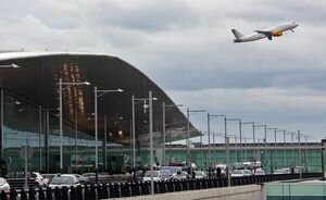 Международный аэропорт Барселоны не сможет вовремя принять около 1000 рейсов: названа причина
