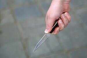 В Симферополе мужчина вызвал скорую, а потом набросился с ножом на одного из медиков