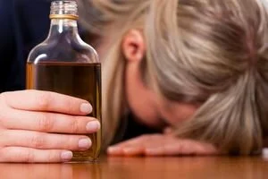 В Сумах молодая мать пришла в бар с младенцем и сильно напилась