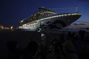 На круизном лайнере Diamond Princess стало еще больше зараженных новым вирусом