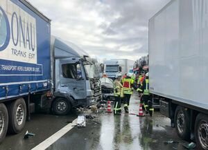 В Германии столкнулись сразу 17 авто: один погибший и десятки раненых