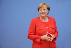 Немецкий министр отказался пожать руку Меркель из-за вспышки коронавируса