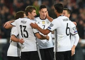 Сборная Германии по футболу помогает в борьбе с COVID-19