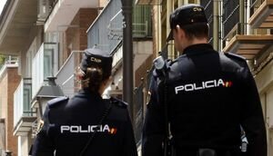 Испанские полицейские решили развлечь людей на карантине и сыграли им песни на гитаре