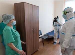 Яркая иллюстрация, как в Украине защищают от коронавируса врачей и чиновников
