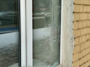 В Киевской области неизвестные разбили окно квартиры и бросили внутрь бутылку с горючей смесью