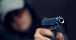 В Кривом Роге девушка выстрелила в прокурора: в сети опубликовали видео