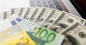 Нацвалюта укрепилась перед праздниками: сколько стоят доллар и евро 8 мая