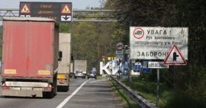 Грузовикам запретили въезжать в Киев в час пик из-за коллапса на дорогах