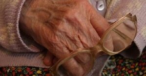 В Ровно 80-летняя пенсионерка хотела спуститься по веревке со второго этажа