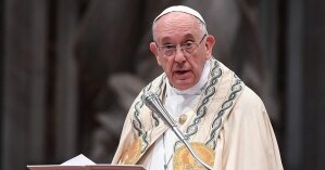 Папа Римский на встрече с прихожанами снял маску и заявил, что любовь победит коронавирус