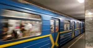 В киевской подземке подростки жестоко избили парня из-за замечания: видео