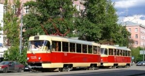 В Киеве трое детей-экстремалов решили покататься на трамвае, не заходя в него
