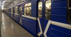 В Киеве трое парней бегали по крышам вагонов метро и катались между ними