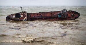 Топливо из затонувшего танкера Delfi достигло соседних одесских пляжей: фото