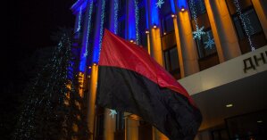 Жители Днепра требуют снять красно-черный флаг возле Днепропетровской ОГА