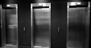 В Днепре на девушку в лифте напал мужчина с шокером: полиция нашла у него препарат для потенции