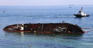 Шмыгаль дал владельцу танкера Delfi несколько дней, на то чтобы убрать судно