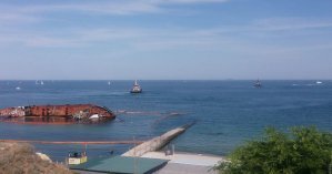 Скандальный танкер Delfi опять не смогли убрать с одесского пляжа: видео обрыва троса
