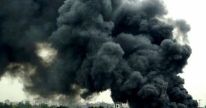 Возле Донецка вспыхнул сильный пожар: небо затянуло черным облаком дыма (видео)