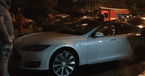 Появилось видео момента поджога Tesla, которая принадлежит Андрею Богдану